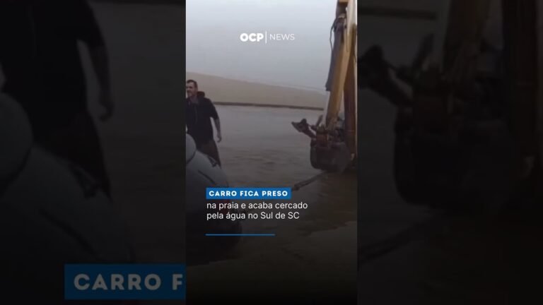 Carro fica preso na praia e acaba cercado pela água no Sul de SC