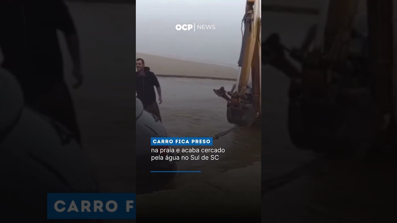 Carro fica preso na praia e acaba cercado pela água no Sul de SC