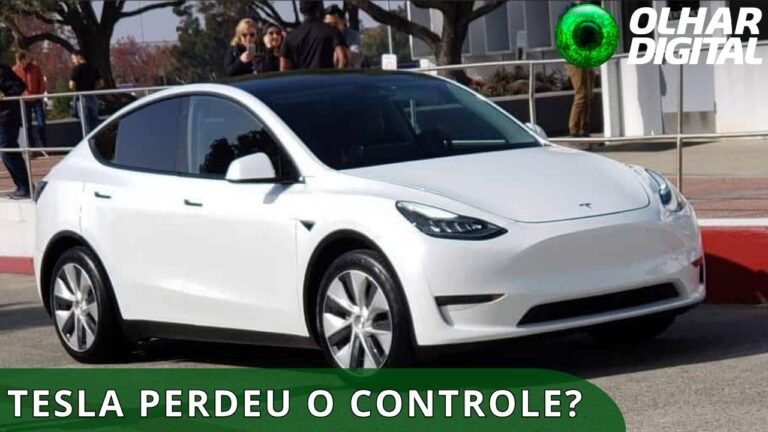 Carro sem motorista da Tesla atravessa barreira e segue dirigindo