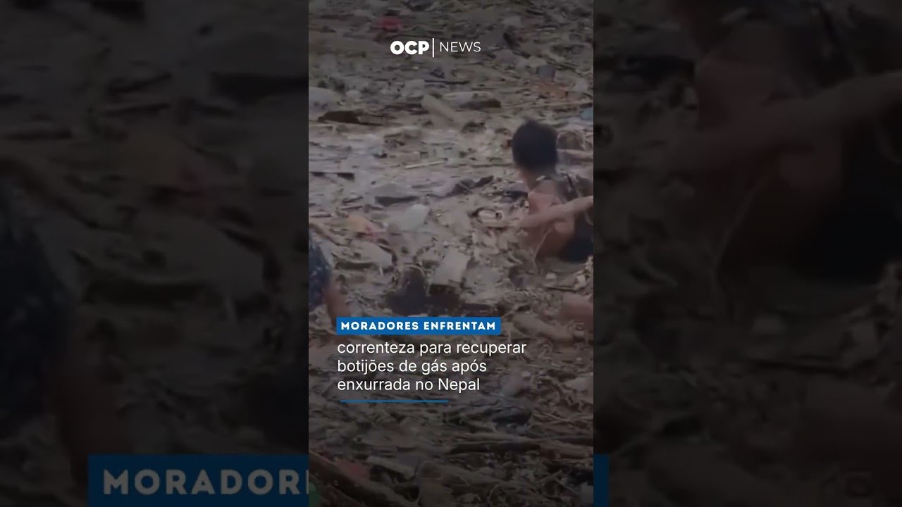 Moradores enfrentam correnteza para recuperar botijões de gás após enxurrada no Nepal