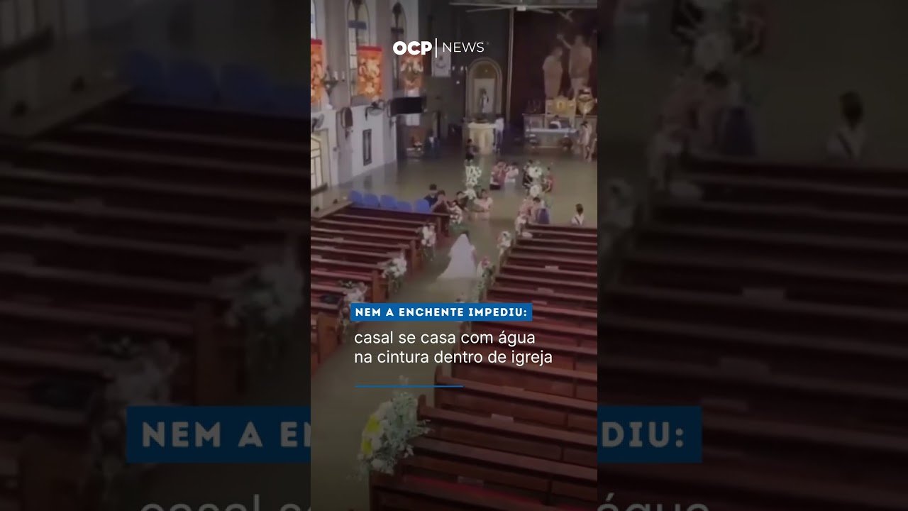 Nem a enchente impediu: casal se casa com água na cintura dentro de igreja