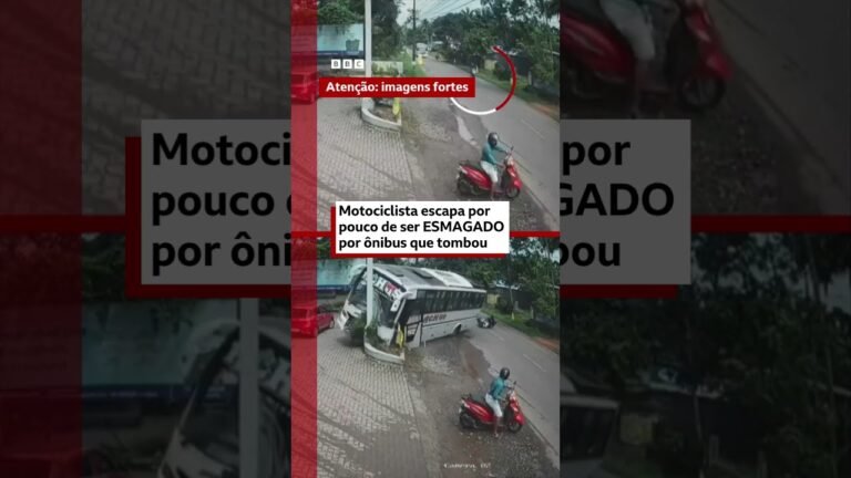 Motociclista escapa por pouco de ser esmagado por ônibus que tombou