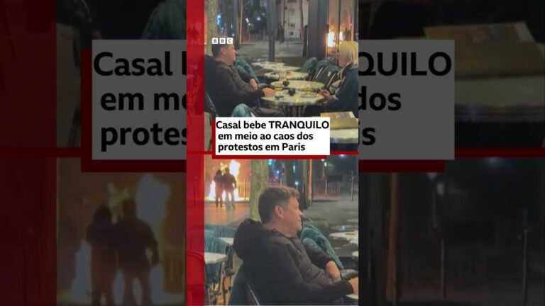 Casal bebe tranquilo em meio a caos dos protestos em Paris