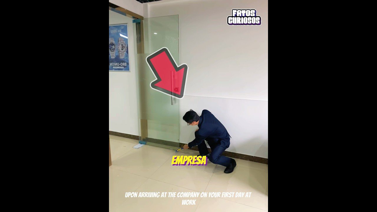 ELE TENTOU DESEMPENAR UMA PORTA DE VIDRO COM UM MARTELO