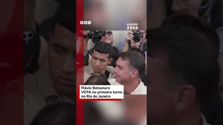 Flávio Bolsonaro vota no primeiro turno no Rio de Janeiro