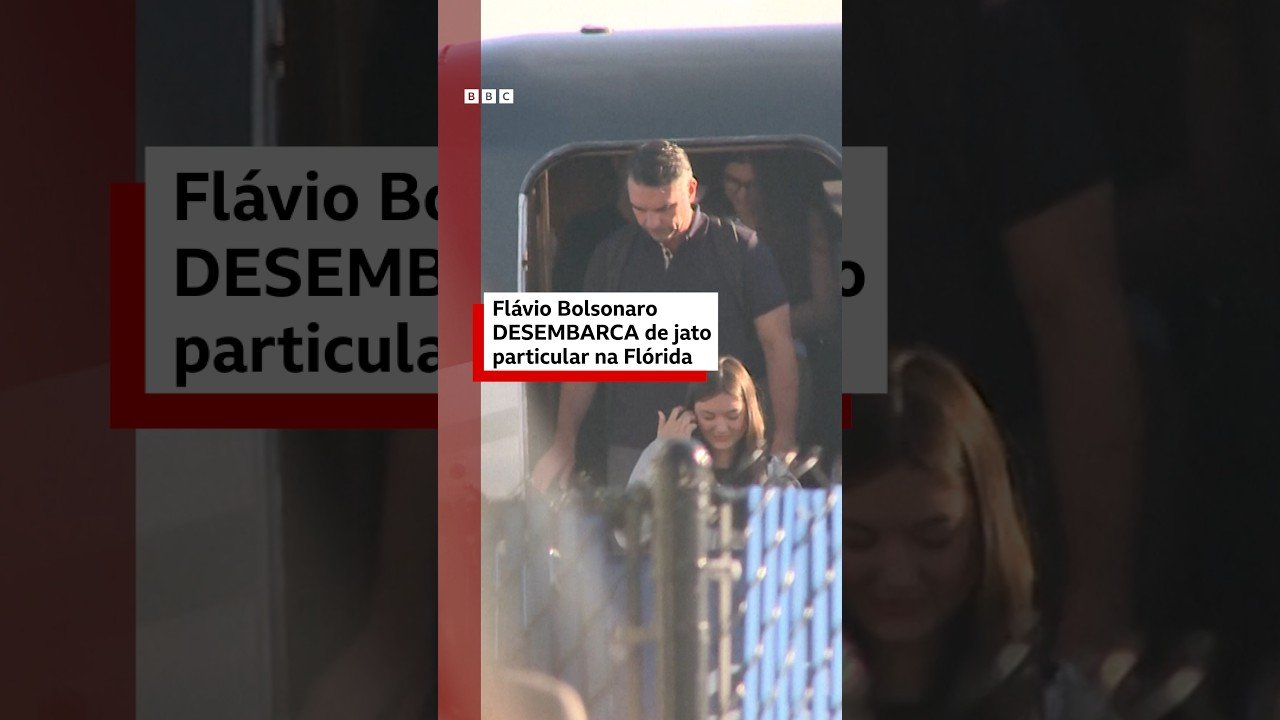 Flávio Bolsonaro desembarca com a família de jatinho nos Estados Unidos