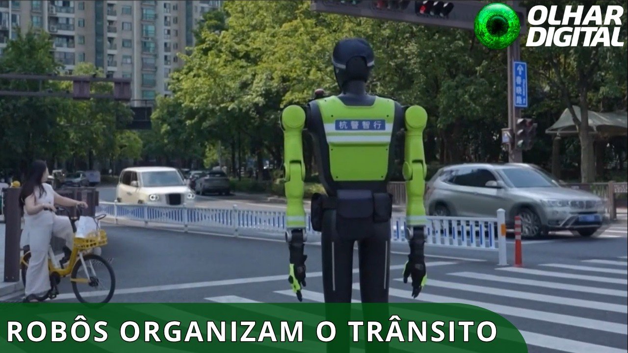 Robôs patrulham trânsito e orientam pedestres em cidade da China