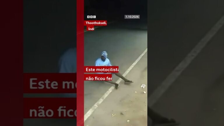 Motociclista escapa ileso de carro em alta velocidade mas sua moto vira projétil