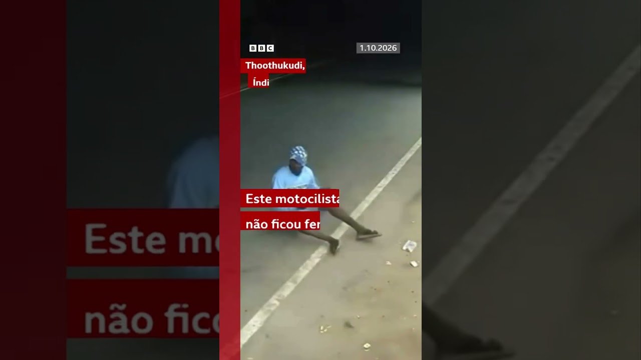 Motociclista escapa ileso de carro em alta velocidade mas sua moto vira projétil